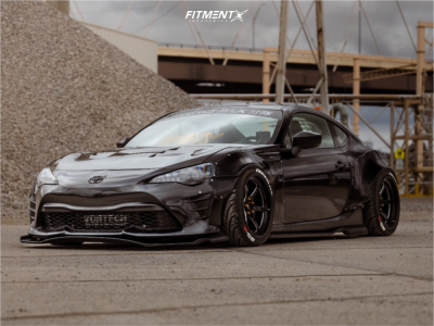 2017 Toyota 86 Base with 18x9.5 Cosmis Racing Xt-006r and