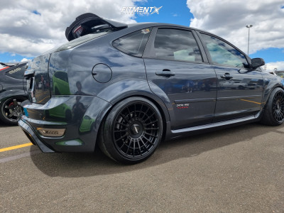 2007 Ford Focus ST with 18x9.5 Rotiform Las-r and Firestone 235x40 on