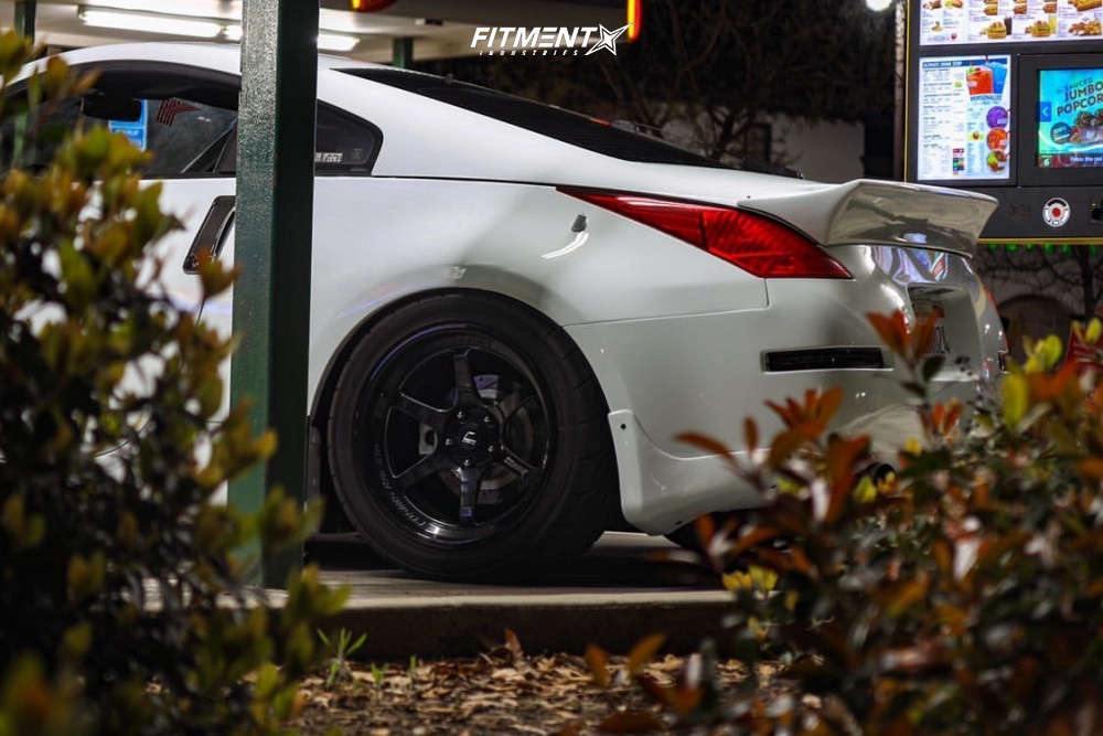 2003 Nissan 350Z Touring with 18x9.5 Cosmis Racing XT-006R
