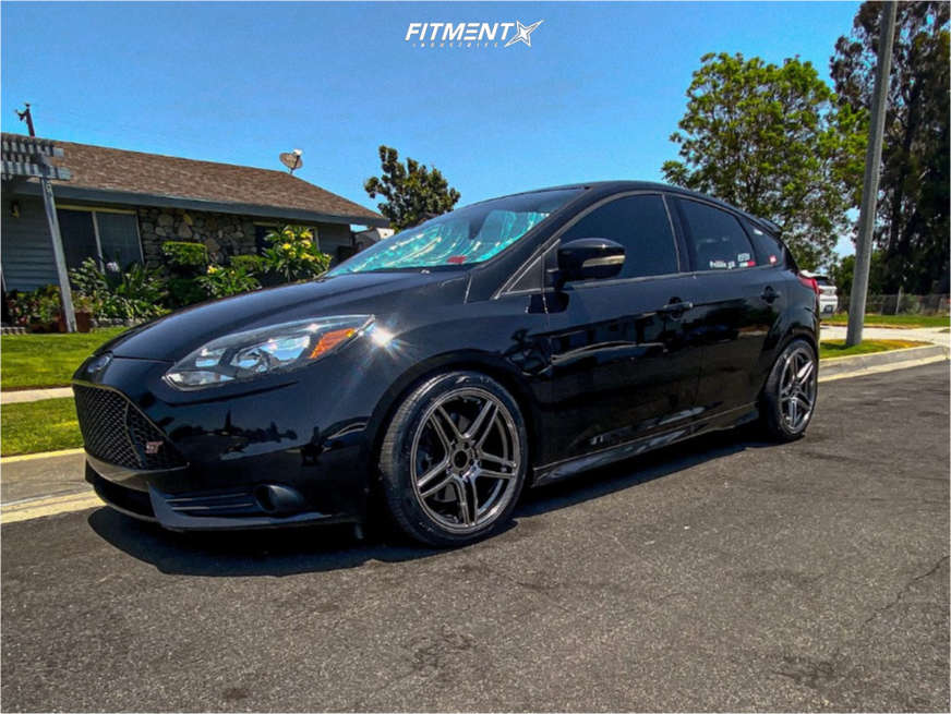 Ford Focus 2014 Tire Sizenull