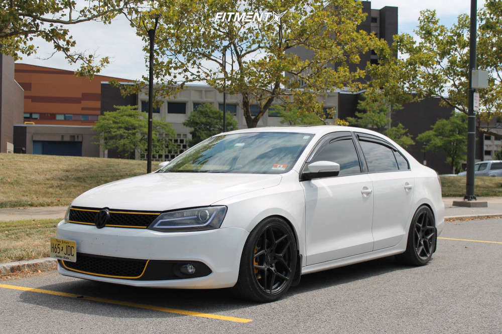 2013 Volkswagen Jetta SE with 18x8.5 Versus Racing Vs23 and Toyo Tires