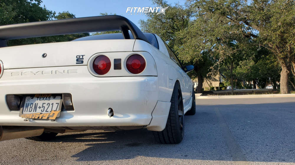 1992 Nissan Skyline R32 Base with 18x9.5 AVID1 AV6 and Road Hugger ...