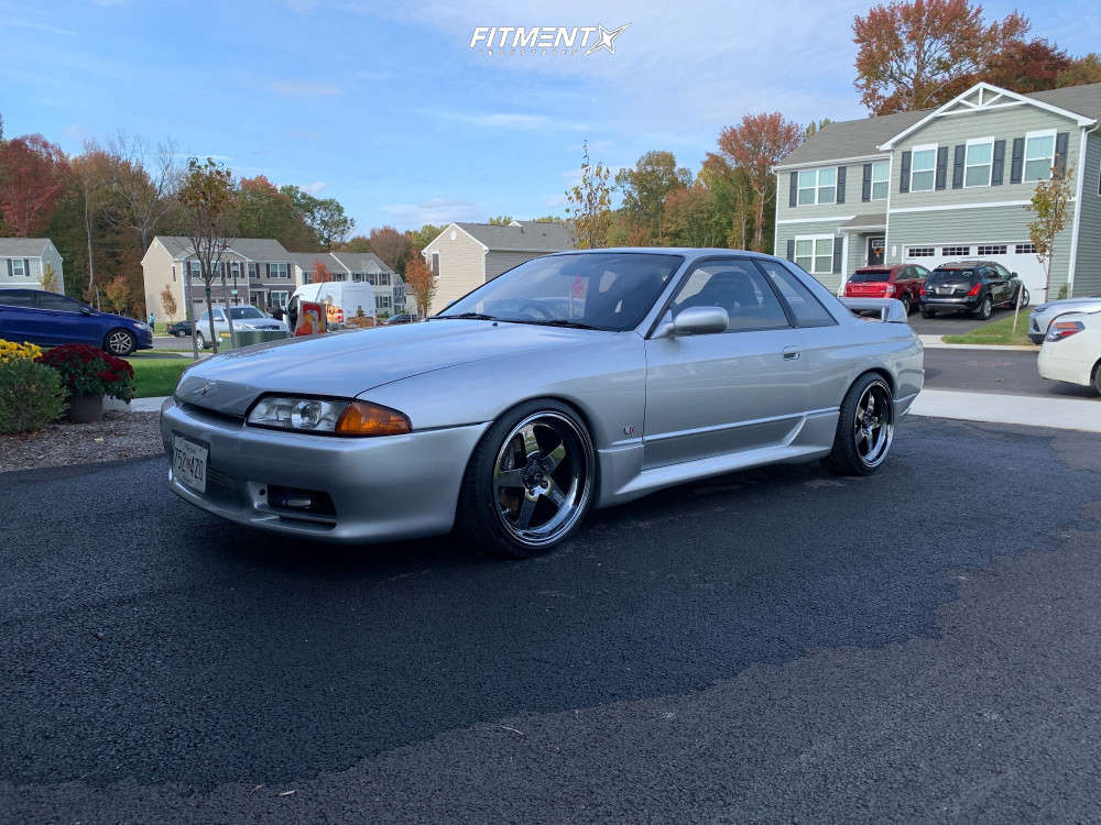 1993 Nissan Skyline R32 Base with 18x9 Cosmis Racing Xt-005r and