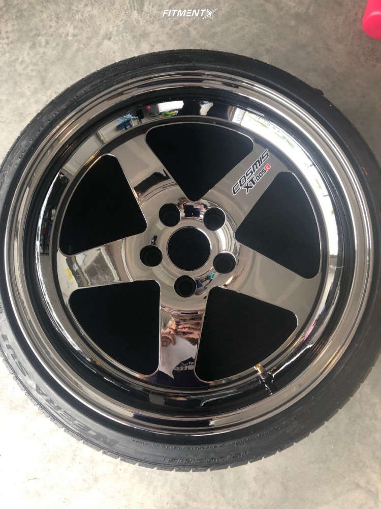 1993 Nissan Skyline R32 Base with 18x9 Cosmis Racing Xt-005r and