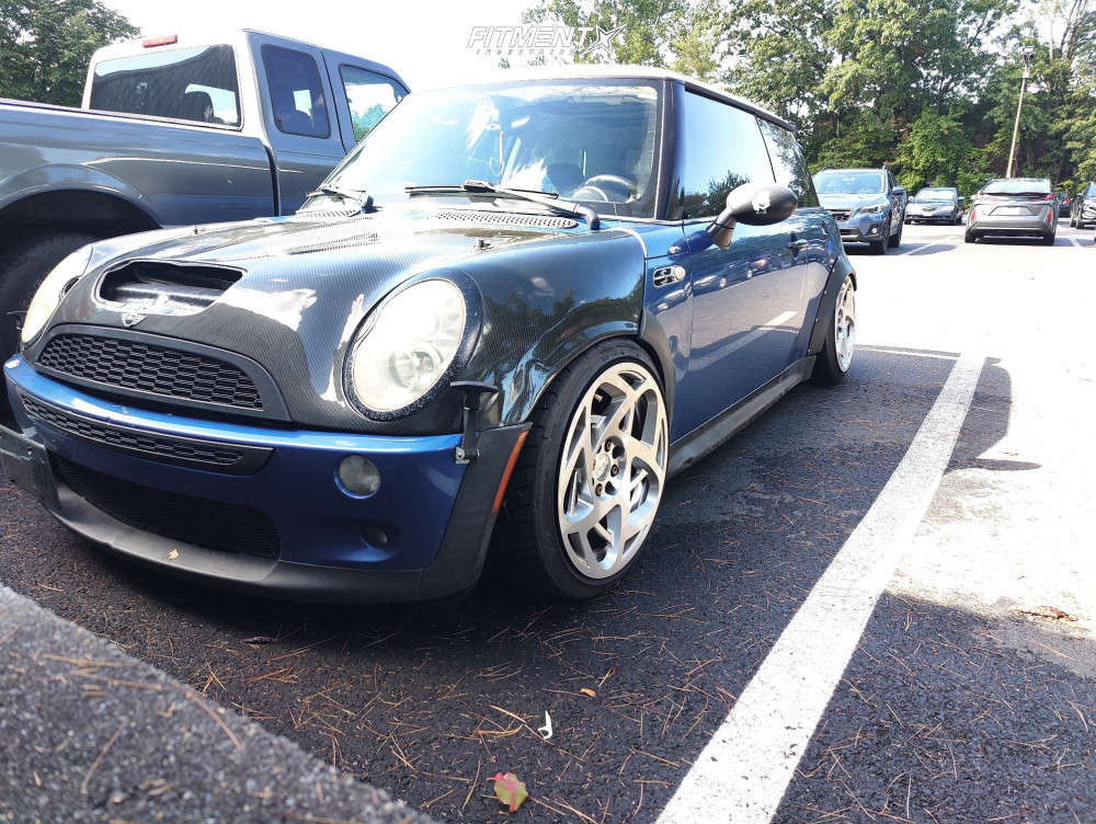 2006 Mini Cooper S with 17x8.5 JNC Jnc047 and Toyo Tires 215x40 on