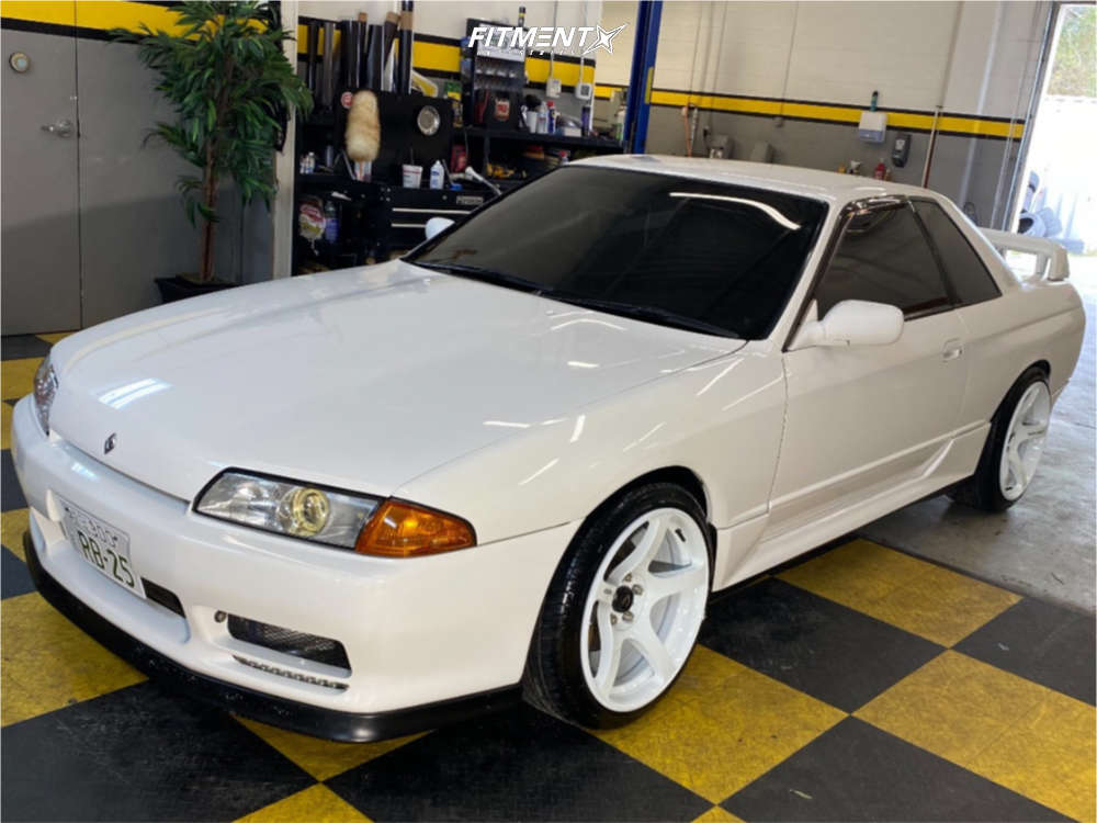 1992 Nissan Skyline R32 Base with 18x9 Cosmis Racing N5r and GT