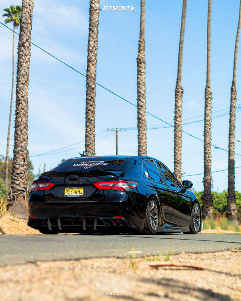 2018 Toyota Camry SE with 19x9.5 Avant Garde M520r and Hankook 225x35
