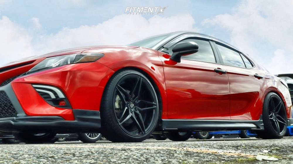 2020 Toyota Camry SE with 20x9 Marquee Luxury M3259 and