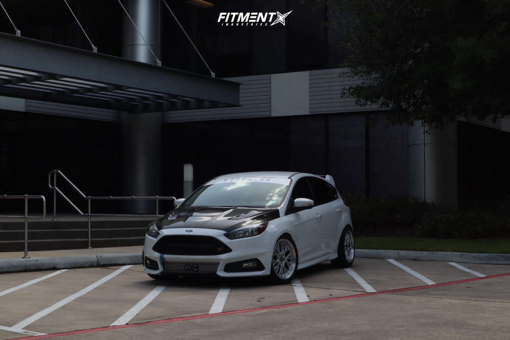 2018 Ford Focus ST with 18x8.5 ESR Cs11 and Continental 245x40 on ...