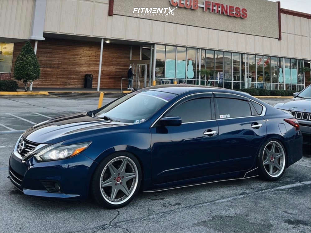 A Atlander AX-88 All Season 205/40ZR17 Tire, Passenger