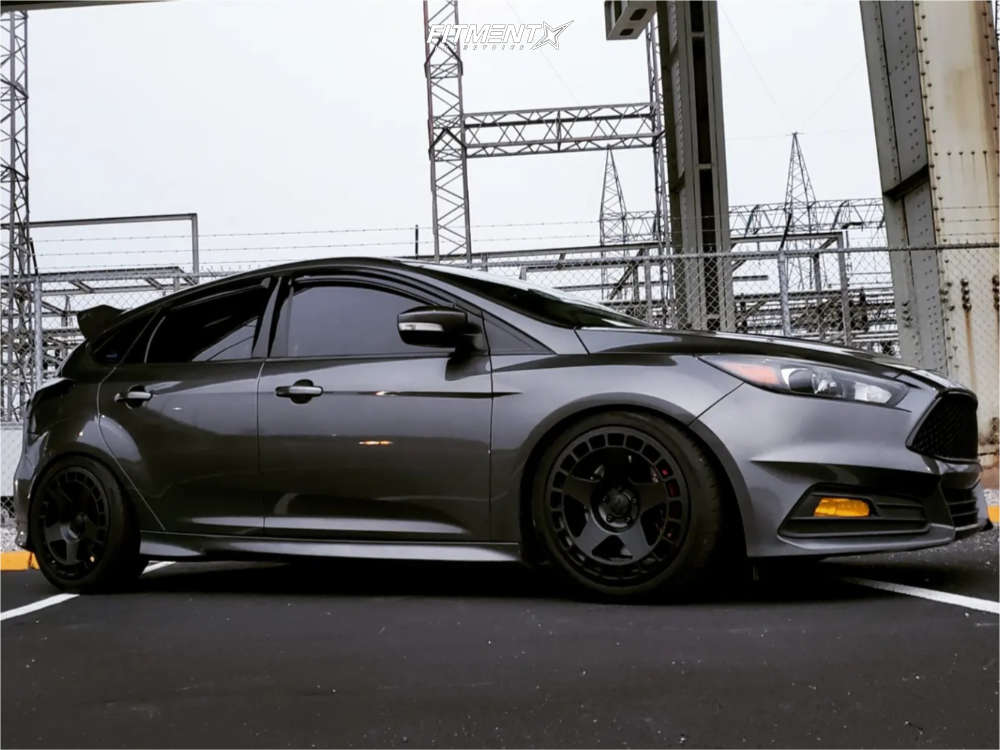 2016 Ford Focus ST with 18x8.5 Fifteen52 Turbomac and