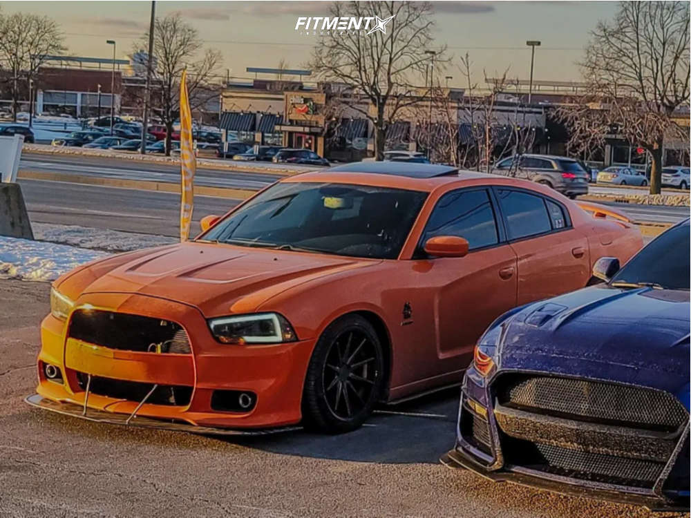 2014 Dodge Charger R/T with 20x9 Ferrada FR4 and Michelin 255x35