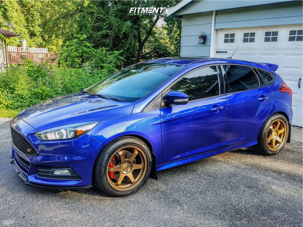 r35のみ 2015 Ford Focus ST with 18x8.5 9SiX9 SIX-1 and Vercelli 245x45 on