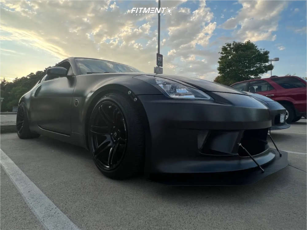 2004 Nissan 350Z Enthusiast with 18x10.5 Cosmis Racing Mrii and ...
