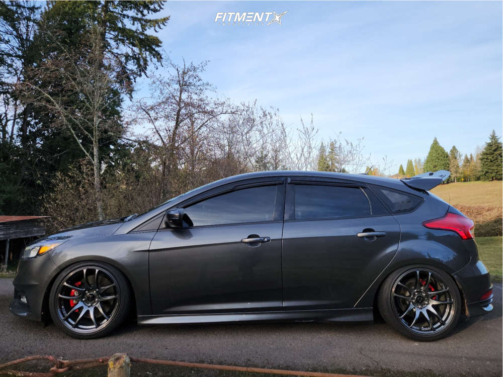 2017 Ford Focus ST with 19x9.5 Vors Tr4 and Vercelli 225x40 on ...