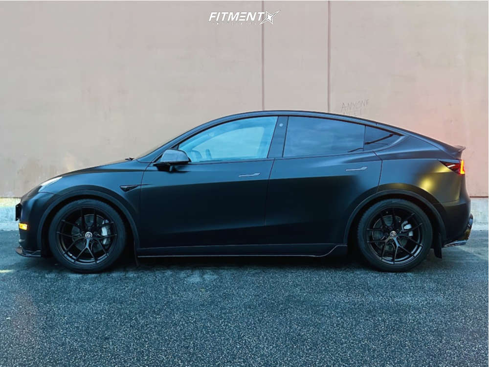 2022 Tesla Y Long Range with 20x10 Braelin BR14 and Pirelli 275x40 on