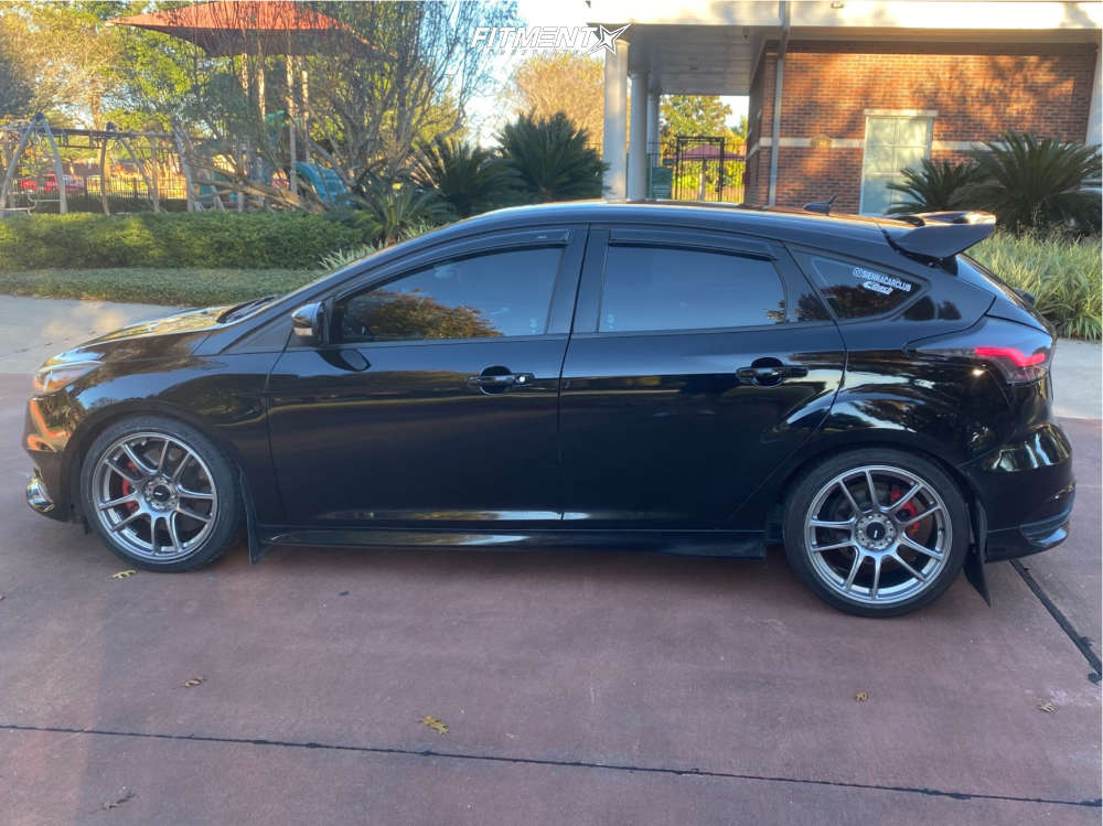 2017 Ford Focus ST with 18x8.5 Konig Heliogram and Michelin 225x40 on ...