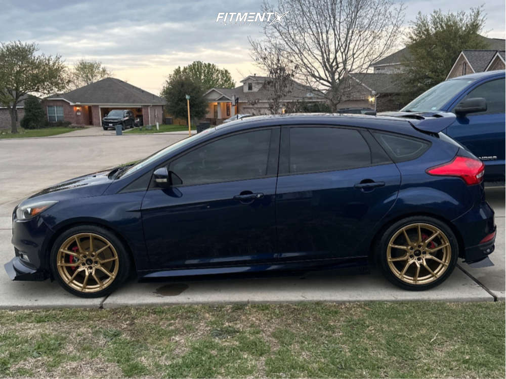 2017 Ford Focus ST with 18x8.5 Option Lab R716 and Vercelli 235x45