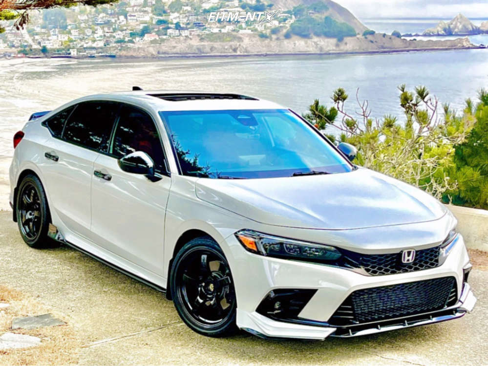 2024 Honda Civic Si with 18x8.5 Gram Lights 57cr and Nitto 235x40 on ...