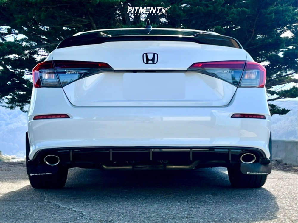 2024 Honda Civic Si with 18x8.5 Gram Lights 57cr and Nitto 235x40 on ...
