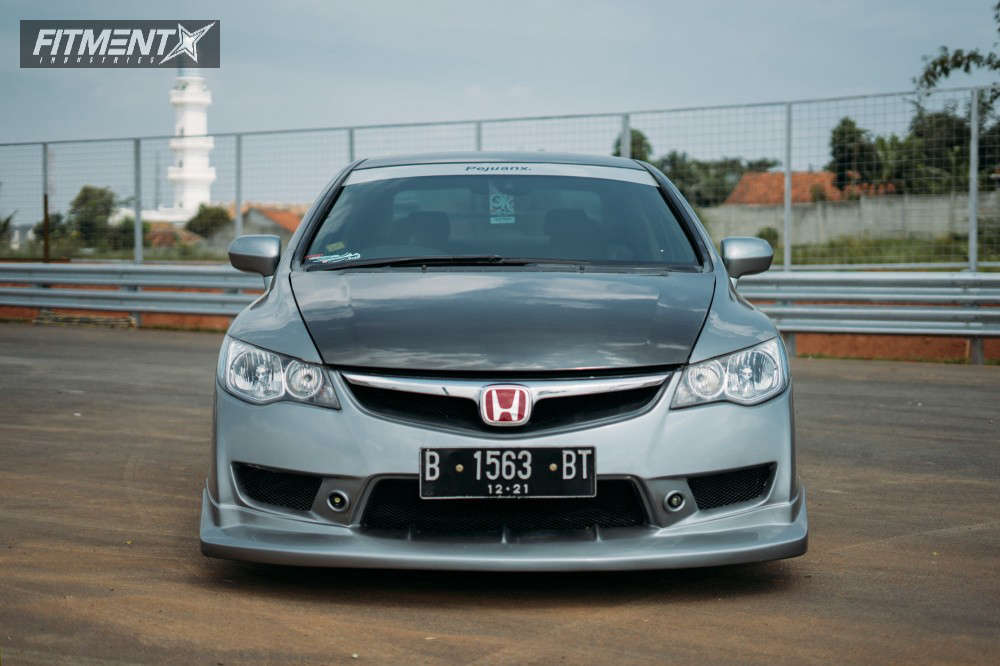 2006 Honda Civic Si 2dr Coupe (2.0L 4cyl 6M) with 17x7.5 Speedline