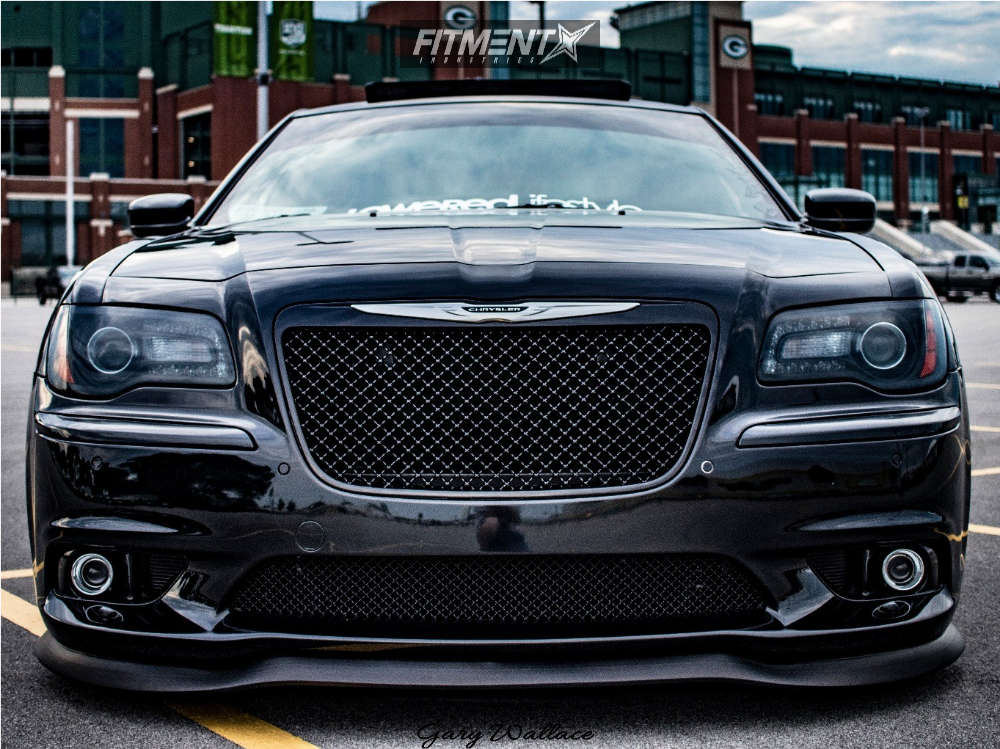 2014 Chrysler 300 Base with 22x9.5 2Crave N11 and Lexani 235x30 on