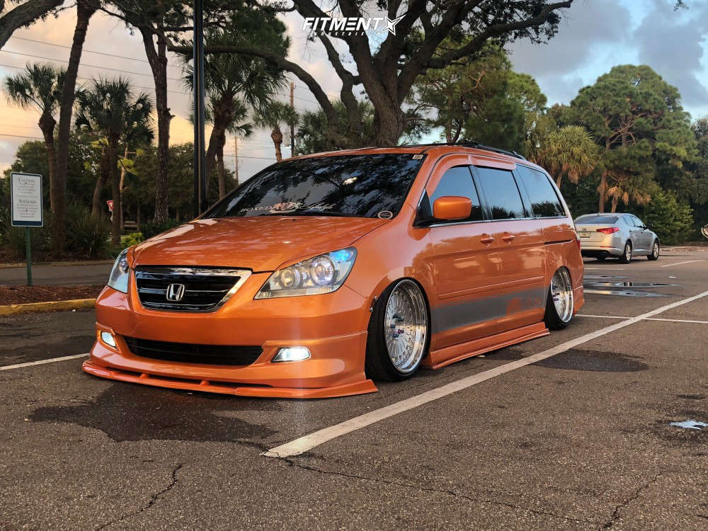 2007 Honda Odyssey EX-L with  FPF FFS-1 and Lexani 245x35 on Air  Suspension | 512115 | Fitment Industries