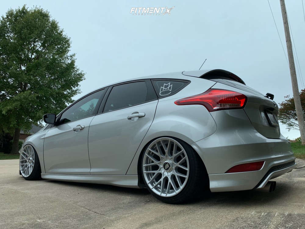 2015 Ford Focus SE with 18x9.5 Rotiform Rse and Achilles 215x40 on Air