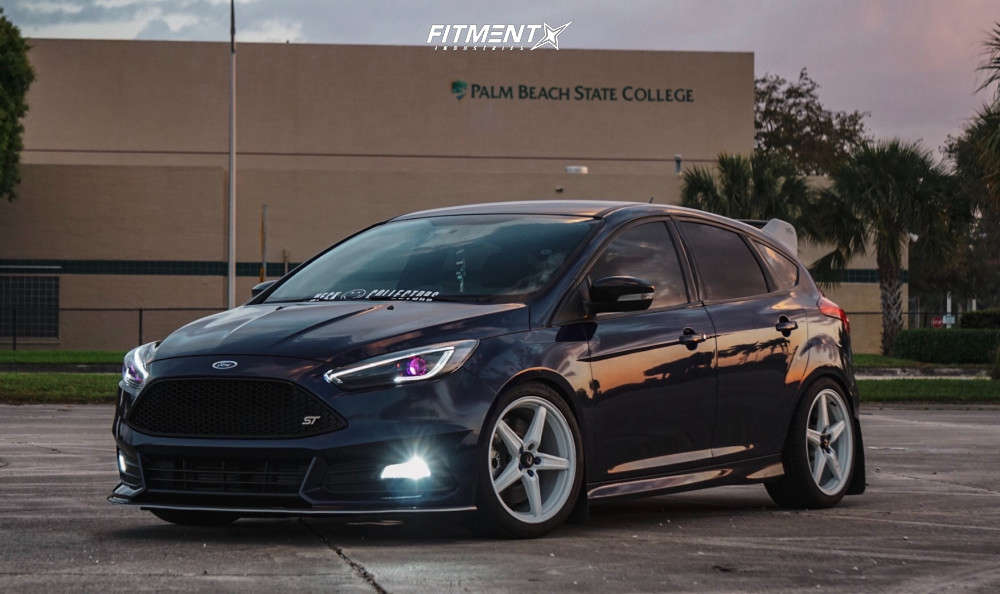2017 Ford Focus ST with 18x8.5 Cosmis Racing R5 and Continental 235x40 ...
