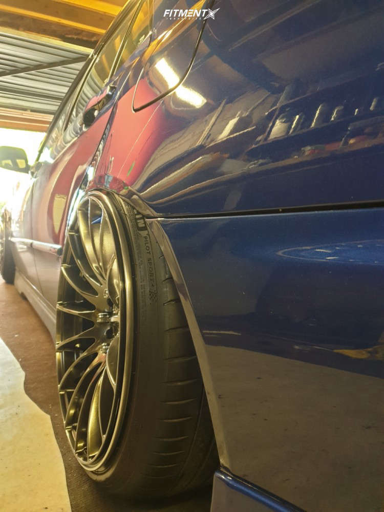 2003 Lexus IS300 Base with 18x9.75 XXR 550 and Michelin 205x40 on Air