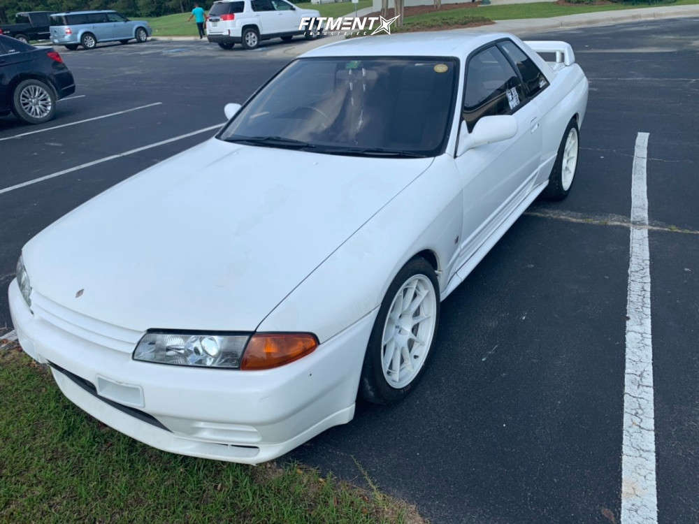 1992 Nissan Skyline R32 Base with 17x8 Enkei NT03 and Yokohama