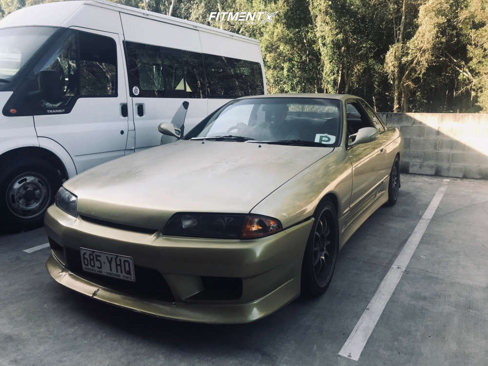 1992 Nissan Skyline R32 Base with 18x8.5 Work Xd9 and Federal