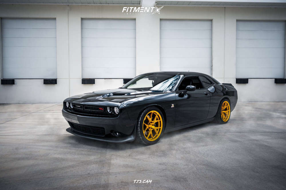 Lowered Dodge Challenger Rt