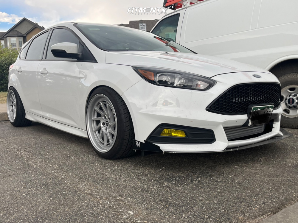 2520547-1-2016-focus-ford-st-